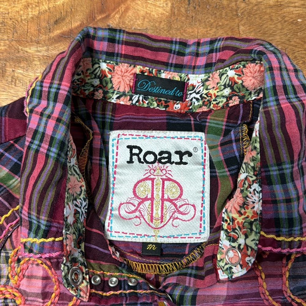 Destined to Roar Clothing western button down pink purple snap rhinestone cross - Picture 5 of 11